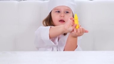 Küçük kız doktorculuk oynuyor, iğne yapıyor. Corona virüsü tedavi konsepti, salgın sırasında enjeksiyon