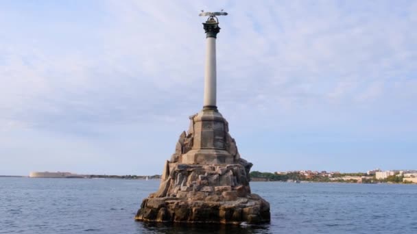 Monument voor gezonken schepen in Sevastopol, Krim schiereiland. — Stockvideo