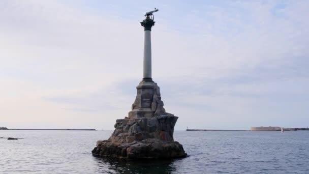 Monumento alle navi affondate a Sebastopoli, Crimea. — Video Stock