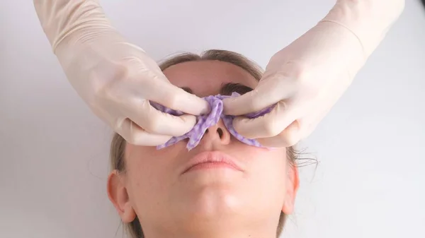 Güzel bir kızın güzellik kliniğinde yüz masajı var. Yüz bakımı konsepti . — Stok fotoğraf