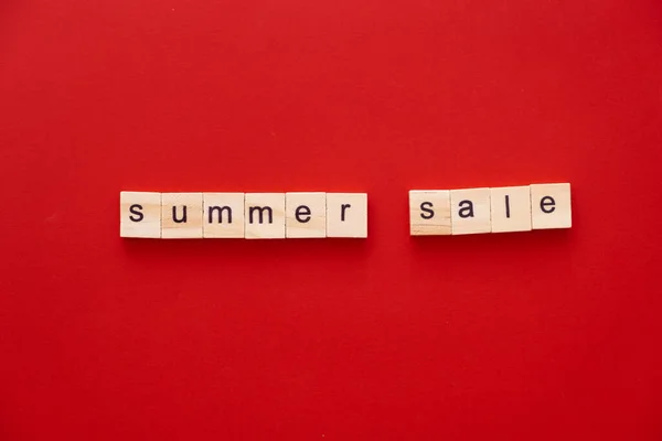 ワード｜SUMMER SALE made of wood letter on red back with copy space — ストック写真