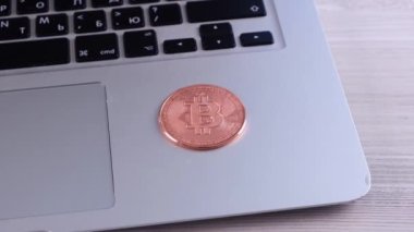 Altın Bitcoin şifreleme madeni para yığını dizüstü bilgisayar klavyesinde, Crypto engelleme ağı içinde Dijital Para, teknoloji ve çevrimiçi internet değiş tokuşu kullanılarak takas edilir. Mali konsept