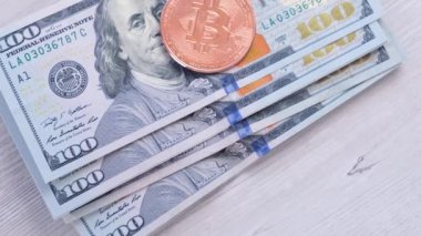 Bitcoin şifreleme paraları 100 Amerikan Doları 'na. Sanal kripto para birimi kavramı. Bitcoin BTC şifreleme paraları ve bir Amerikan dolarının banknotları. BTC USD 'ye karşı.