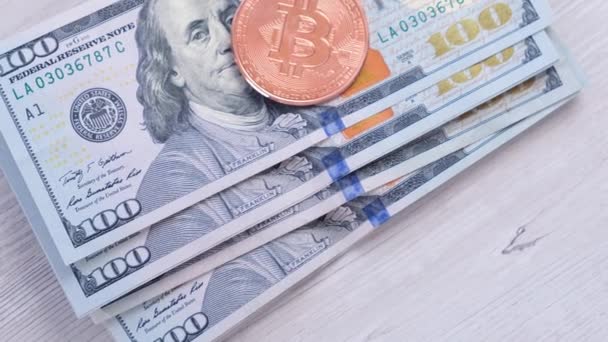 비트코인 암호화 동전 (Bitcoin cryptocurrency) 은 100 US Dollar 에 있다. 가상 암호화 개념입니다. 비트코인 BTC 암호화 동전 과 1 US Dollar 의 지폐. BTC vs USD. — 비디오