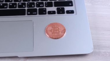 Bilgisayar klavyesindeki Bitcoin kripto bozuk para yığını, Crypto engelleme ağı içindeki Dijital Para, teknoloji ve çevrimiçi internet değiş tokuşu kullanılarak takas edilir. Mali konsept