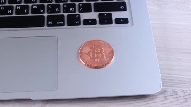 Bitcoin criptomoneda pila de monedas en el teclado del ordenador portátil, Crypto es dinero digital dentro de la red blockchain, se intercambia utilizando la tecnología y el intercambio de Internet en línea. Concepto financiero — Vídeo de stock