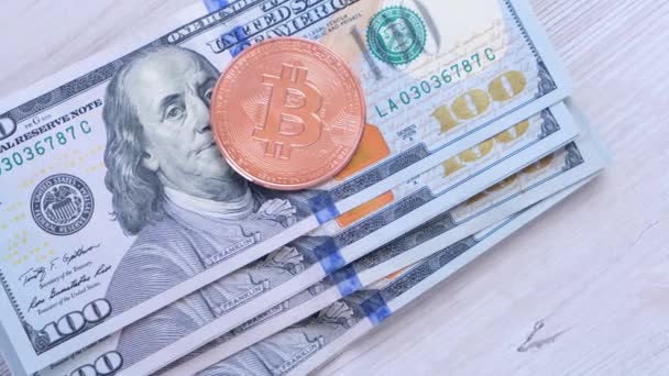 Złote kryptowaluta Bitcoin monety na sto dolarów amerykańskich. Koncepcja wirtualnej kryptowaluty. Bitcoin BTC kryptowaluta monety i banknoty jednego dolara amerykańskiego. BTC vs USD. — Wideo stockowe