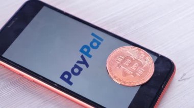 Ekranda Bitcoin şifreli akıllı telefondaki logo PayPal: Moskova, Rusya - 31 Mayıs 2021