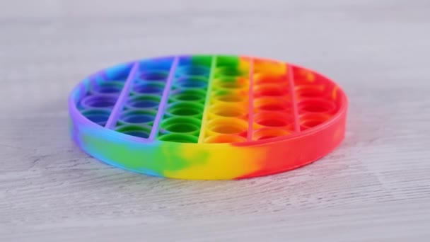 Un jouet sensoriel. bulles de silicone doux squishy arc-en-ciel coloré sur fond blanc. Soulagement du stress et de l'anxiété. Trendy jeu de fidgeting. — Video