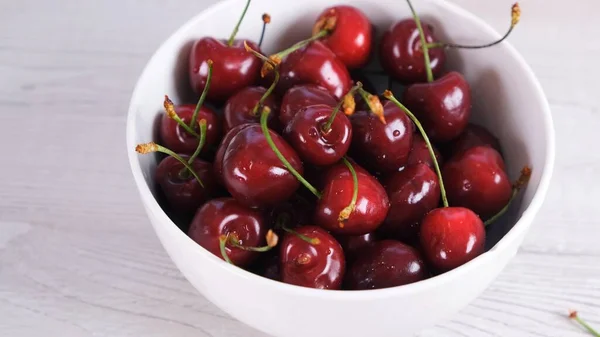 Fresh cherry on plate on wooden white background. fresh ripe cherries. sweet cherries. — Stock Photo, Image