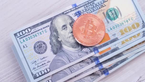 Bitcoin şifreleme paraları 100 Amerikan Doları 'na. Sanal kripto para birimi kavramı. Bitcoin BTC şifreleme paraları ve bir Amerikan dolarının banknotları. BTC USD 'ye karşı. — Stok video