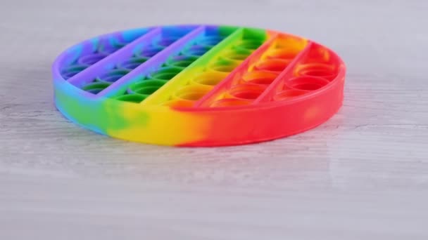 Un jouet sensoriel. bulles de silicone doux squishy arc-en-ciel coloré sur fond blanc. Soulagement du stress et de l'anxiété. Trendy jeu de fidgeting. — Video