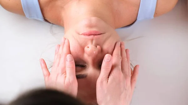 Bella donna in salone con massaggio facciale. — Foto Stock