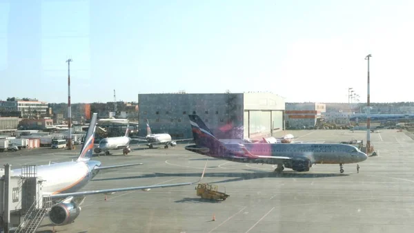 Parked plane at the airport of Moscow through the gate window. Maintenance and preparation of the aircraft for the regiment: Moscow, Russia - June 28, 2021. — Stock Photo, Image