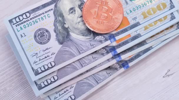 Bitcoin νομίσματα cryptocurrency σε εκατό δολάρια ΗΠΑ. Εικονική έννοια κρυπτονομισμάτων. Bitcoin BTC νομίσματα cryptocurrency και τραπεζογραμμάτια ενός δολαρίου ΗΠΑ. BTC vs USD. — Αρχείο Βίντεο