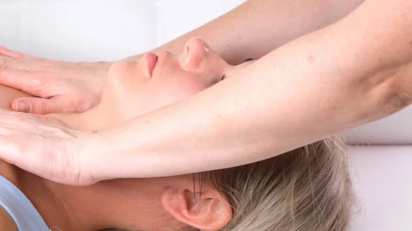 Beautiful woman getting neckline massage in beauty salon. — Stock Photo, Image