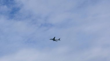 Modern büyük uçak gökyüzünde uçuyor. Güzel mavi gökyüzü ve arka planda beyaz bulutlar. Uçak tepemizde uçuyor. Uçak kalkıyor ya da iniyor.