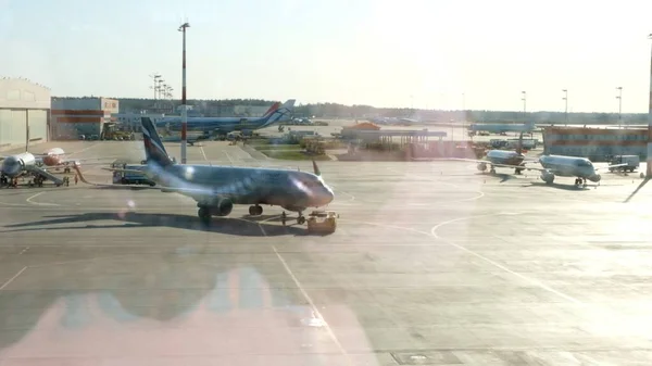 Aereo parcheggiato all'aeroporto di Mosca attraverso la finestra del cancello. Manutenzione e preparazione dell'aeromobile per il reggimento: Mosca, Russia - 28 giugno 2021. — Foto Stock