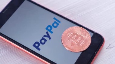Ekranda paralı telefon üzerindeki paralı telefon logosu bitcoin kriptosu ile: Moskova, Rusya - 31 Mayıs 2021