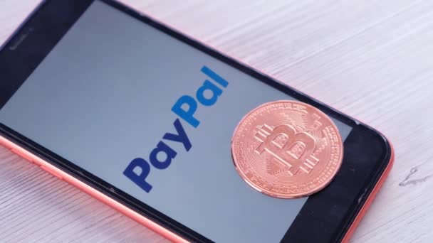 Logo PayPal sullo schermo smartphone con criptovaluta bitcoin: Mosca, Russia - 31 maggio 2021 — Video Stock