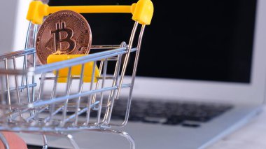 Şifreli çevrimiçi alışveriş konsepti, alış veriş arabası dizüstü bilgisayarında kripto para. elektronik sanal para.