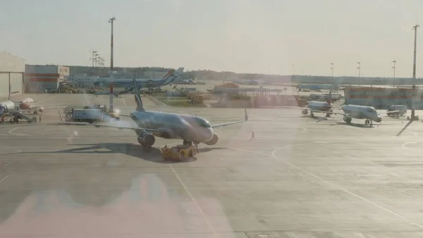 Avião estacionado no aeroporto de Moscou através da janela do portão. Manutenção e preparação da aeronave para o regimento: Moscou, Rússia - 28 de junho de 2021. — Fotografia de Stock