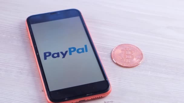 Логотип PayPal на екрані смартфон з криптовалютою біткоїн: Москва, Росія - 31 травня 2021 — стокове відео