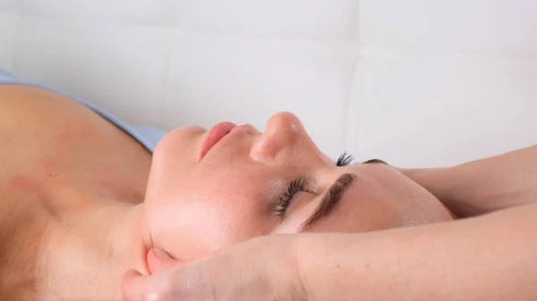 Kin massage van vrouw jonge vrouw tijdens gezichtsmassage op schoonheidssalon — Stockfoto