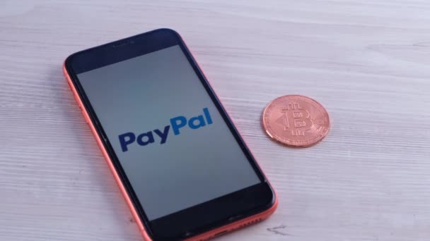 Logotipo do PayPal no smartphone tela com criptomoeda bitcoin: Moscou, Rússia - 31 de maio de 2021 — Vídeo de Stock