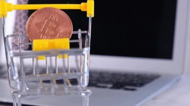 Şifreli çevrimiçi alışveriş konsepti, alış veriş arabası dizüstü bilgisayarında kripto para. elektronik sanal para.