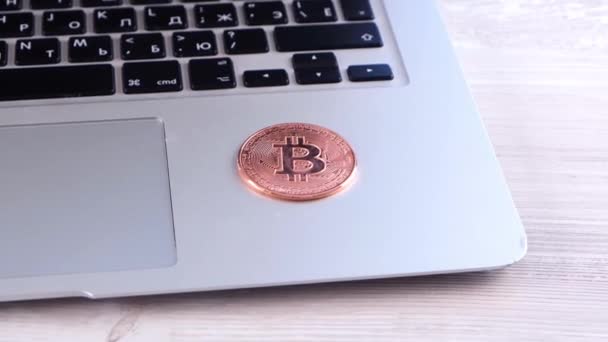 Altın Bitcoin şifreleme madeni para yığını dizüstü bilgisayar klavyesinde, Crypto engelleme ağı içinde Dijital Para, teknoloji ve çevrimiçi internet değiş tokuşu kullanılarak takas edilir. Mali konsept — Stok video