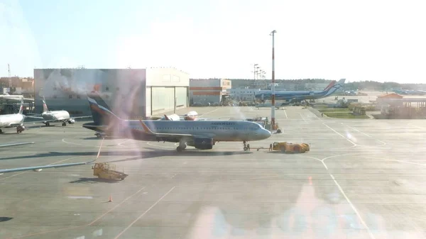Silhouette Modernes Großflugzeug fliegt am Himmel. Schöner blauer Himmel und weiße Wolken im Hintergrund. Das Flugzeug fliegt über Kopf. Flugzeug startet oder landet — Stockfoto