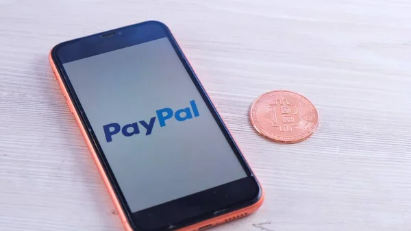 Logo PayPal en la pantalla smartphone con criptomoneda bitcoin: Moscú, Rusia - May 31, 2021 —  Fotos de Stock