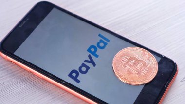 Ekranda paralı telefon üzerindeki paralı telefon logosu bitcoin kriptosu ile: Moskova, Rusya - 31 Mayıs 2021