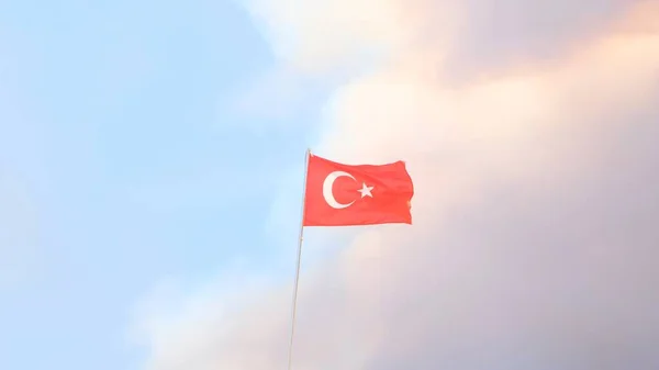 Bandeira da Turquia close-up em um fundo de nuvens de fumaça de fogo da floresta. Foco seletivo. — Fotografia de Stock