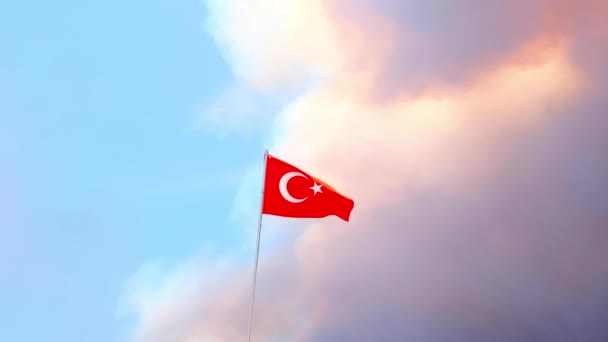 Turkiet flagga närbild på en bakgrund av skog brand rök moln. Selektiv inriktning. — Stockvideo