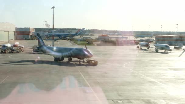 停放在莫斯科机场的飞机通过大门窗户。维修和准备该兵团的飞机：2021年6月28日，俄罗斯莫斯科. — 图库视频影像