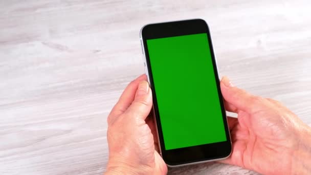 Mains La senora féminine d'âge moyen utilise un smartphone iPhone avec un écran chromatique, un espace de copie. Concept d'achat en ligne, utilisation des applications mobiles : Moscou, Russie - 24 juin 2021. — Video