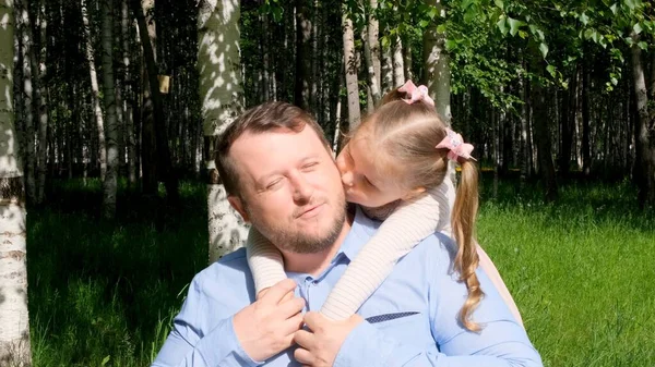 즐거운 아버지와 딸 3-4 세 공원을 산책하는 동안 꼭 껴안고 노는 모습 — 스톡 사진