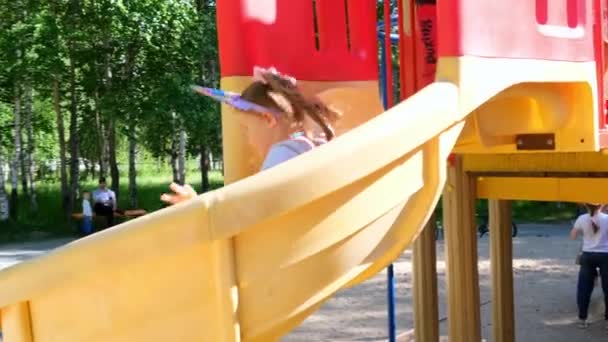 Maman joyeuse attrapant sa fille en bas glissant sur la glissière. Activité familiale drôle dans le parc, s'amuser. Concept d'enfance heureuse : Moscou, Russie - 18 août 2021 — Video