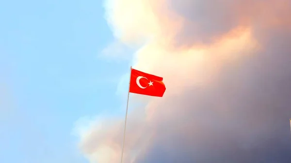 Туреччина закриває прапор на тлі лісових вогняних хмар диму. Вибіркове зосередження. — стокове фото