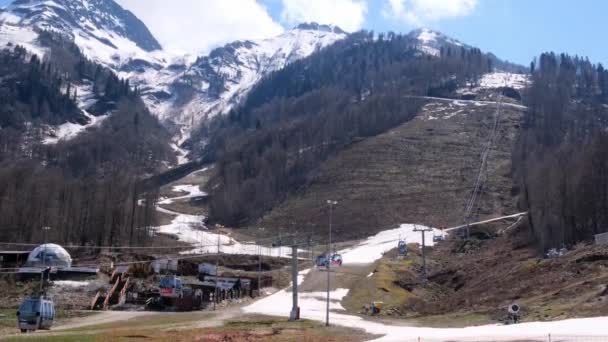 Teleférico elevador de esqui cadeira em Gorky Gorod estância de esqui de montanha em montanhas do Cáucaso em Krasnaya Polyana, Sochi, Rússia. Paisagem de outono cênica: Sochi, Rússia - 15 de abril de 2021. — Vídeo de Stock