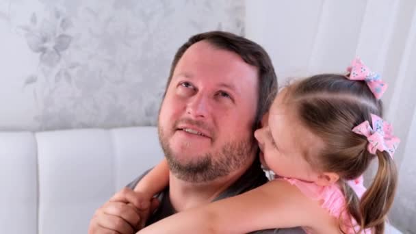 Retrato de papá y su hija, de 3 años, jugando en casa. Día de los Padres. Hombre joven guapo en casa con su pequeña linda chica se divierten juntos. Concepto de paternidad, infancia feliz, paternidad — Vídeos de Stock