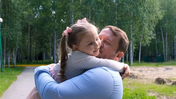 Buon Padre Che Porta Collo Abbraccia Figlia Anni Mentre Cammina — Foto Stock
