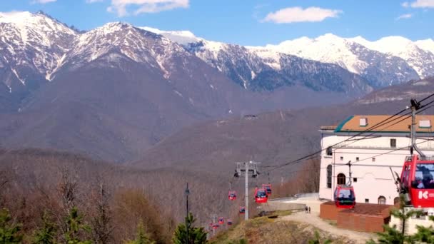 Kabelstoelskilift in Gorky Gorod skigebied in de Kaukasus bergen op Krasnaya Polyana, Sochi, Rusland. Scenic herfstlandschap: Sotsji, Rusland - 15 april 2021. — Stockvideo