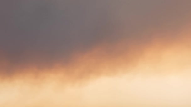 Vermelho brilho laranja no céu com carcaças de fogo preto. Consequências de um incêndio. Poluição ambiental. — Vídeo de Stock