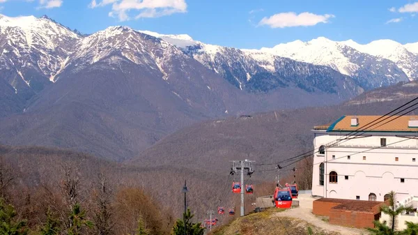 Sesselseilbahn im Gorki Gorod Gebirgsskigebiet im Kaukasus in Krasnaja Poljana, Sotschi, Russland. Szenische Herbstlandschaft: Sotschi, Russland - 15. April 2021. — Stockfoto