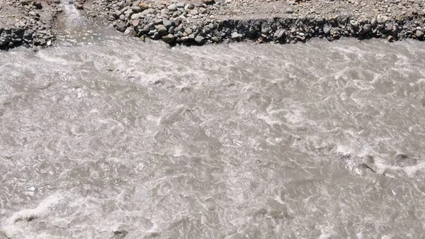 Río natural de montaña en Sochi, Rusia, de cerca. Una fuerte y poderosa corriente de agua es el silv de un río de montaña. — Foto de Stock