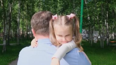 Güçlü Baba, tatlı bir kızı kollarında tutuyor, 3 yaşında, ona sarılıyor ve sarılıyor. Ebeveynlik kavramı, baba-kız ilişkisindeki sorunları aşmak, hastalık, korku...