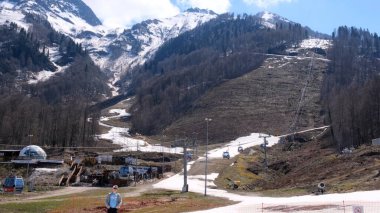 Krasnaya Polyana, Sochi, Rusya 'daki Kafkasya dağlarındaki Gorky Gorod dağ kayak merkezinde teleferik. Sahne: Sochi, Rusya - 15 Nisan 2021.
